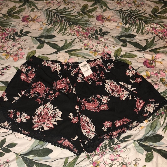 Charlotte Russe Pants - Size 1X Floral Charlotte Russe Shorts